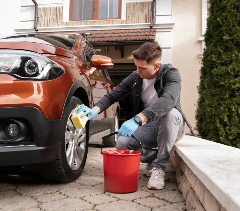Lavage auto à domicile Camburat : professionnel intervenant sur un véhicule